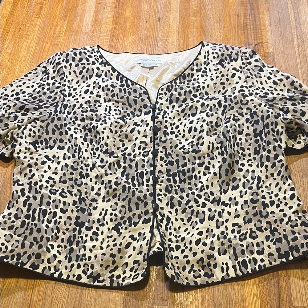 Maggy London Women 22 Animal Print Silk Button Shoulder Pads Short Sleeve Blouse